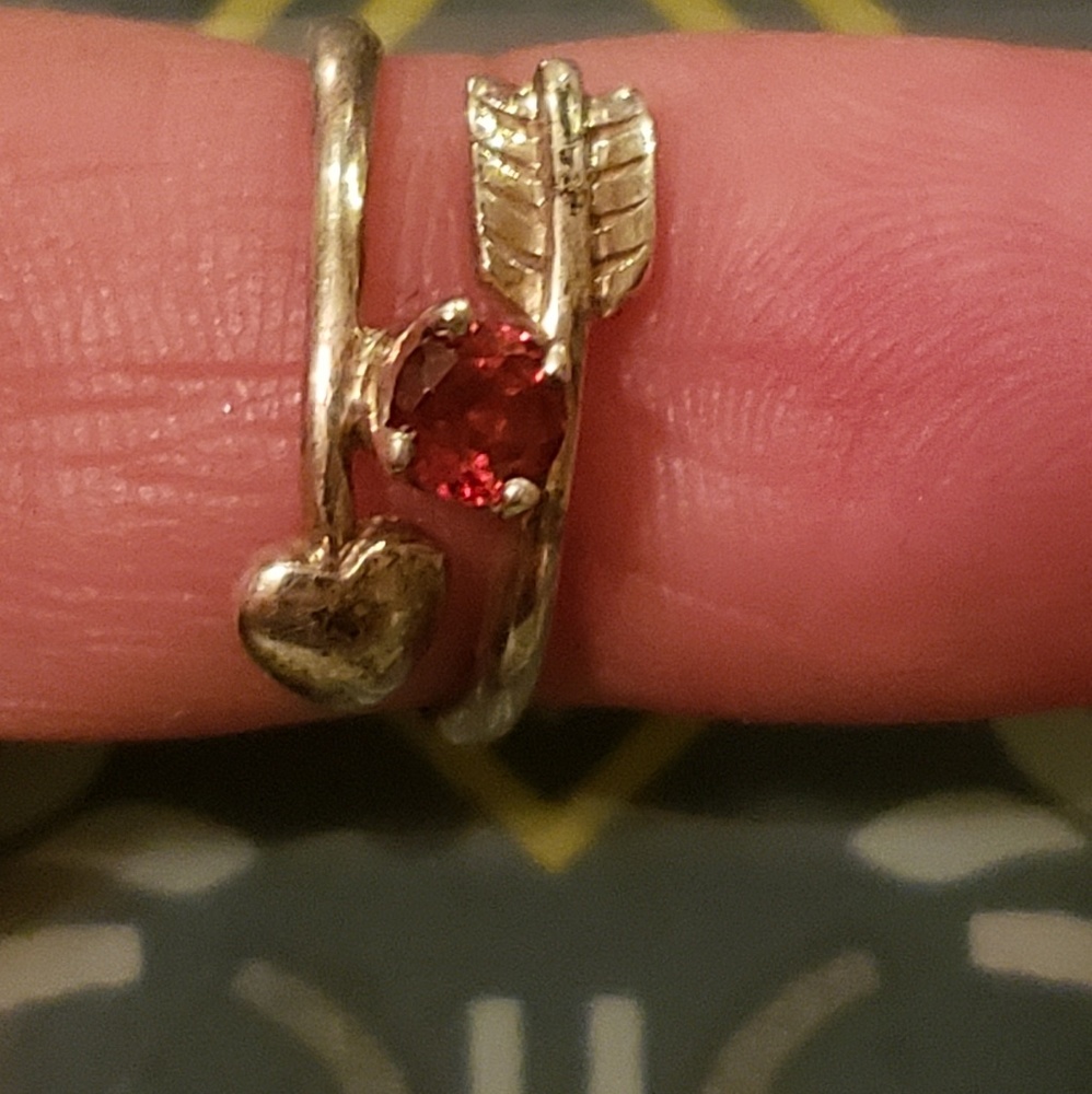 Sterling silver arrow with heart and garnet ring - Picture 2 of 2
